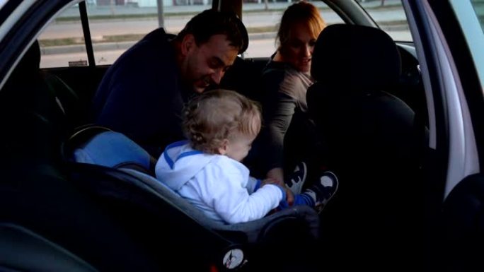 父亲修理婴儿汽车安全座椅并上车
