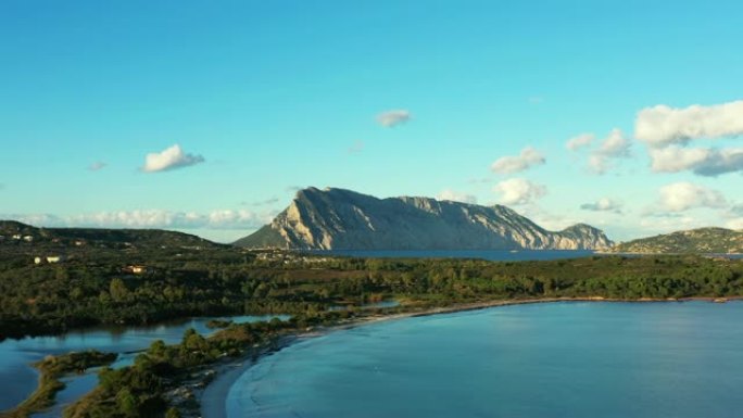 意大利撒丁岛塔沃拉拉岛的背景是美丽透明的大海的鸟瞰图。