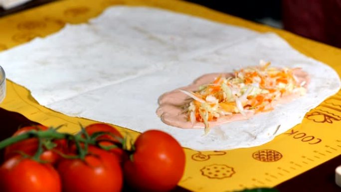 用鸡肉和蔬菜制成沙瓦玛或烤肉串，用扁平面包包裹。准备拉瓦什到沙瓦玛。