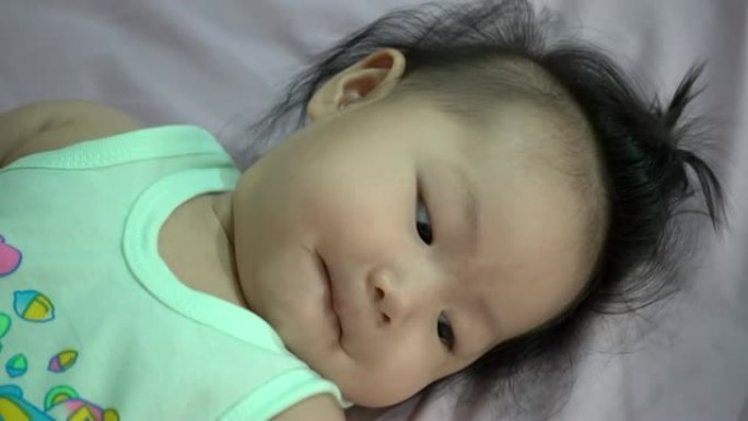 床上的亚洲女婴。