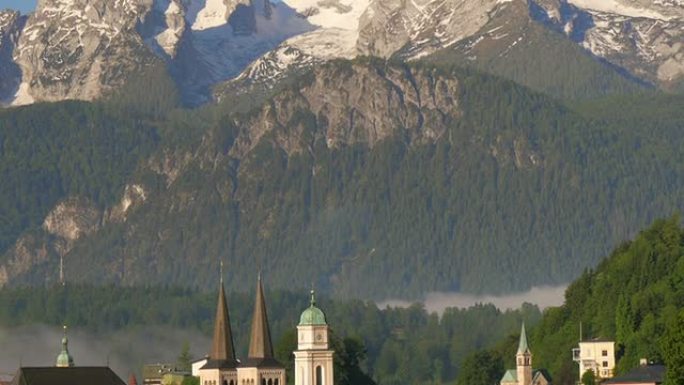 巴伐利亚阿尔卑斯山的贝希特斯加登 (Berchtesgaden) 与山脉