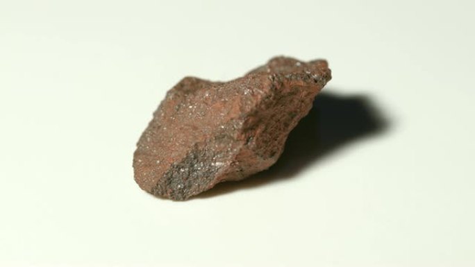 白色背景旋转的云母赤铁矿矿物样品