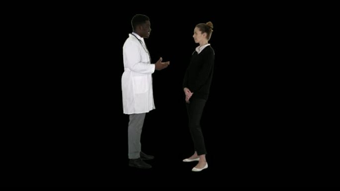 男性非洲医生与女性患者交谈，阿尔法频道