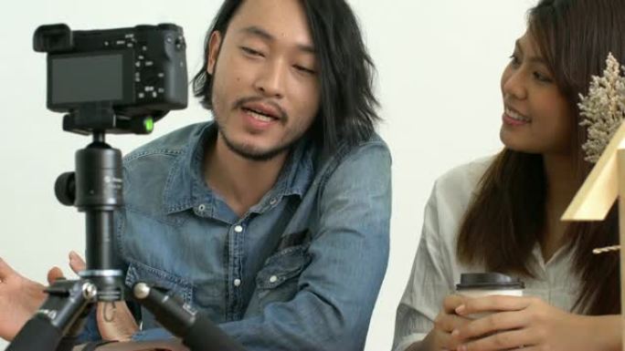 亚洲情侣博客在社交媒体上的爱与相机家庭背景的好故事