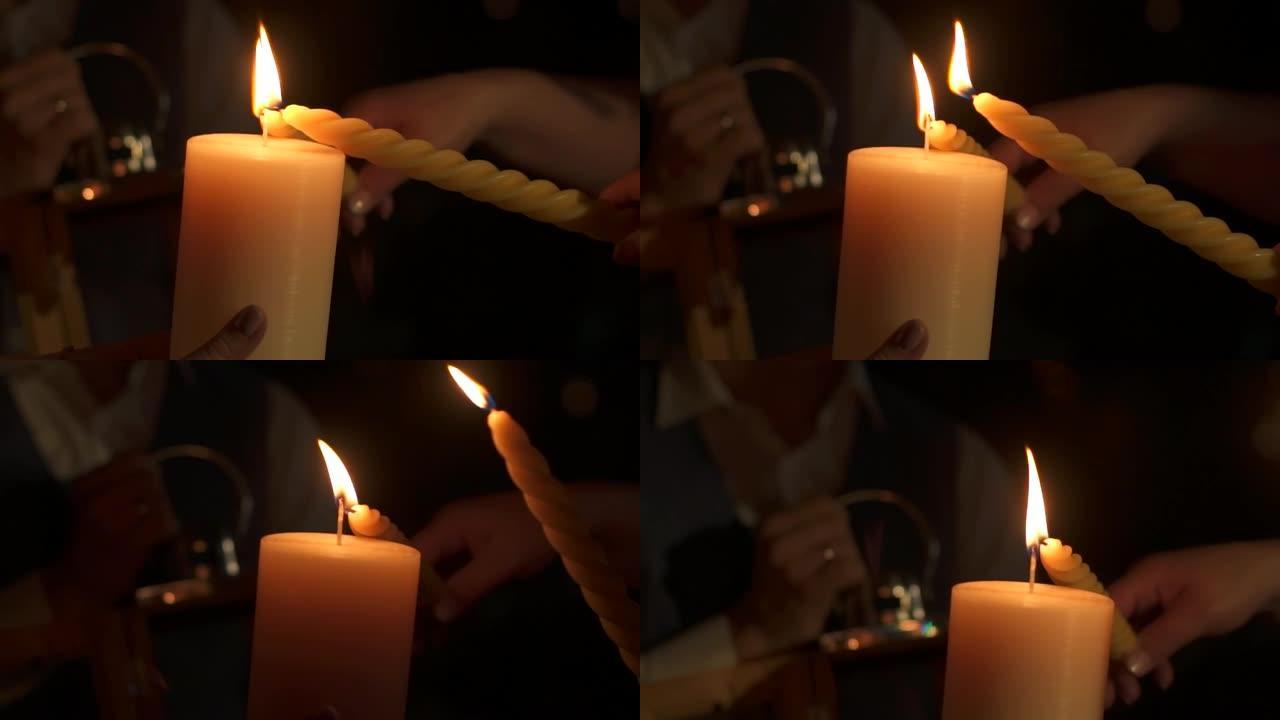 蜡烛点燃他们手中的另一支蜡烛