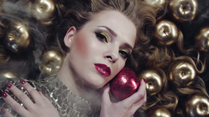 在金苹果中扮演白雪公主的女孩。概念。