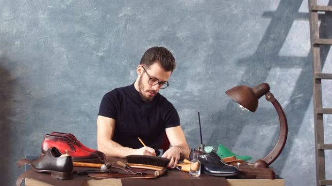 年轻的创意鞋匠发明时尚的鞋子。