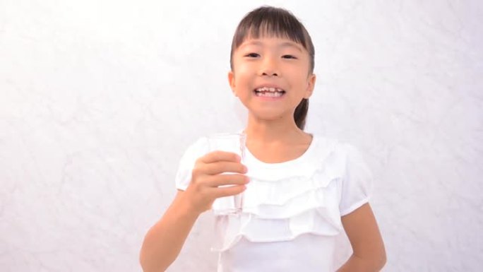 日本女孩喝水
