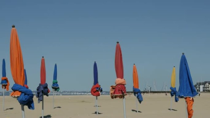 诺曼底多维尔市的一天4K 2160p 30fps超高清镜头-法国海滩遮阳伞防晒慢速pan 3840X