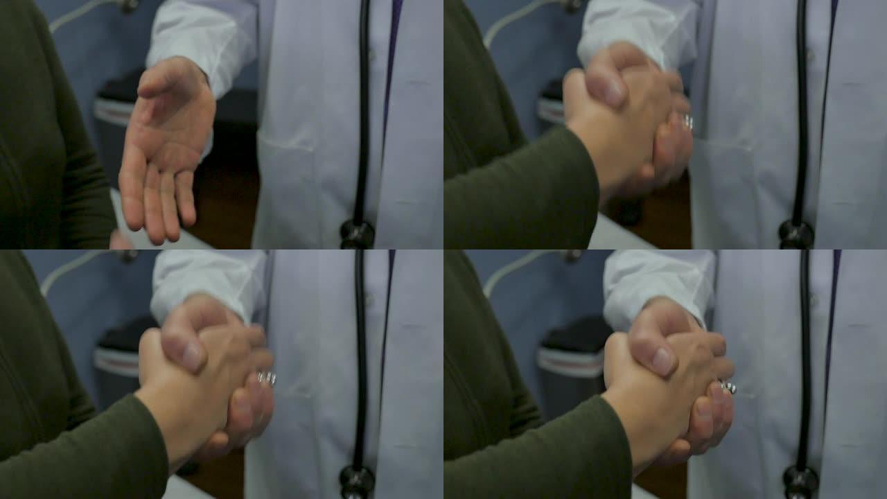 一名身穿实验服的男医生与一名女患者握手的特写