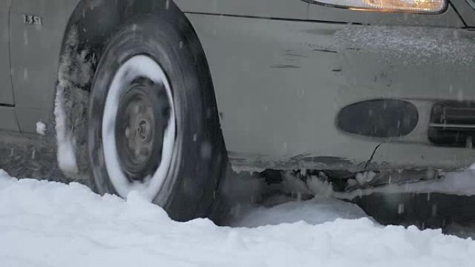 雪地上的车轮打滑
