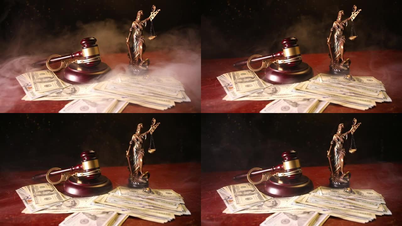 法律主题，法官木桌上的木槌，带有大法官雕像。法律木槌在黑暗的有雾背景下。选择性聚焦