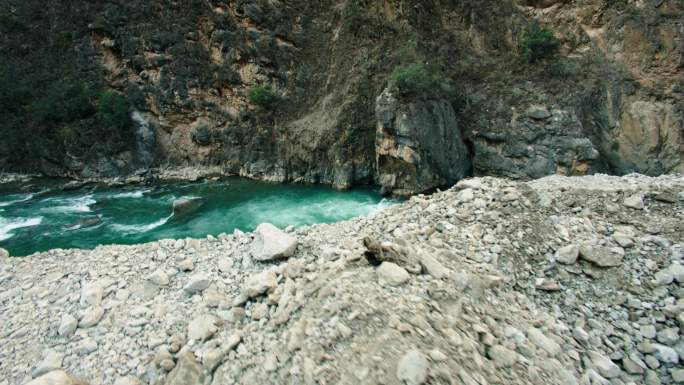 峡谷清澈的河水流水