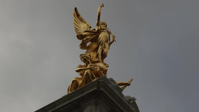 伦敦维多利亚女王雕像