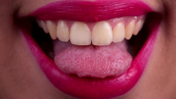 女人的嘴伸出舌头