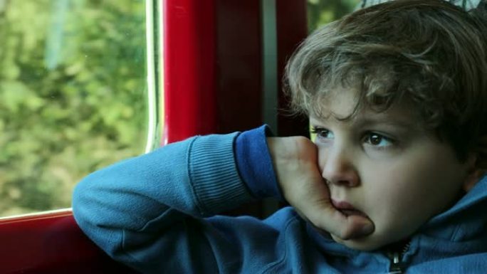 带着悲伤表情的孩子在旅行时被窗外主演