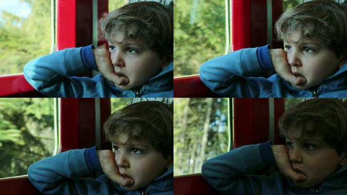 带着悲伤表情的孩子在旅行时被窗外主演