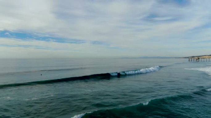 斯克里普斯码头海洋研究所在拉霍亚享受海浪的冲浪者的鸟瞰图