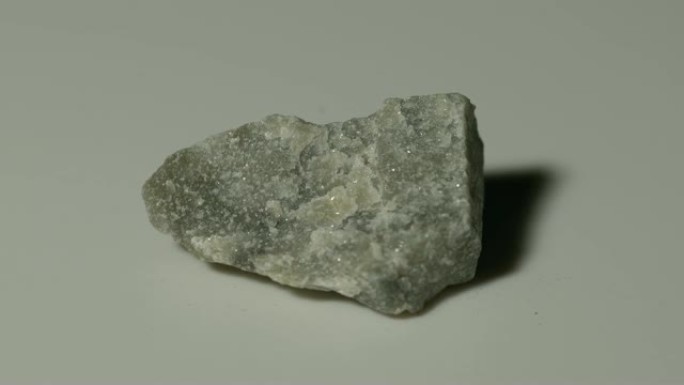 白色背景旋转的白云岩大理石矿物样品