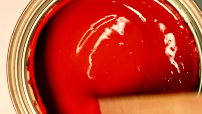 红色丙烯酸涂料与手动混合器混合