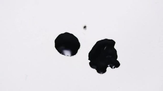 白纸上的黑色水色滴
