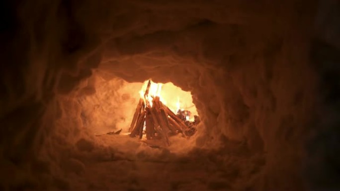 一群失落的探险家在冰屋中点燃的篝火