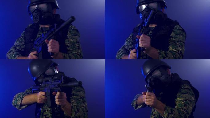 身穿迷彩服的士兵戴着防毒面具，手持突击步枪，在蓝色烟雾中举手示意
