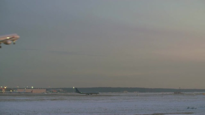 飞机起飞。冬季晚上的机场景观