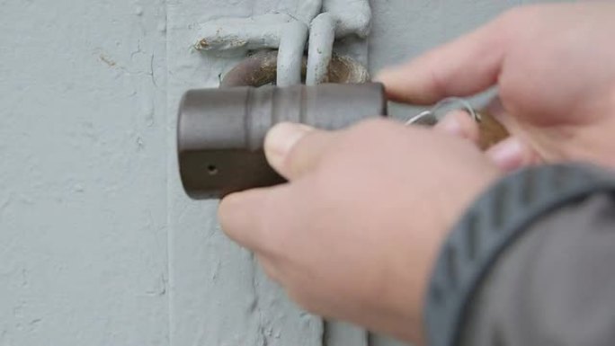 金属门上的挂锁所致上锁安全起见