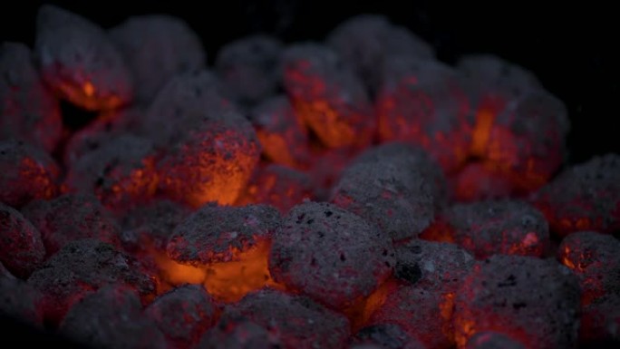 煤渣中闷烧的煤