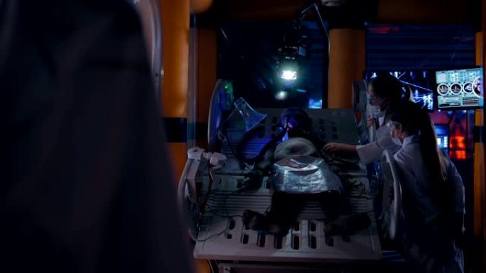 类人动物在太空实验室操作部门的科学家的监督下。外星人连接到传感器，你可以看到他的呼吸。