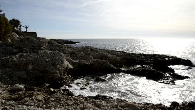 在阳光明媚的冬日里，戴尔帽的海岸