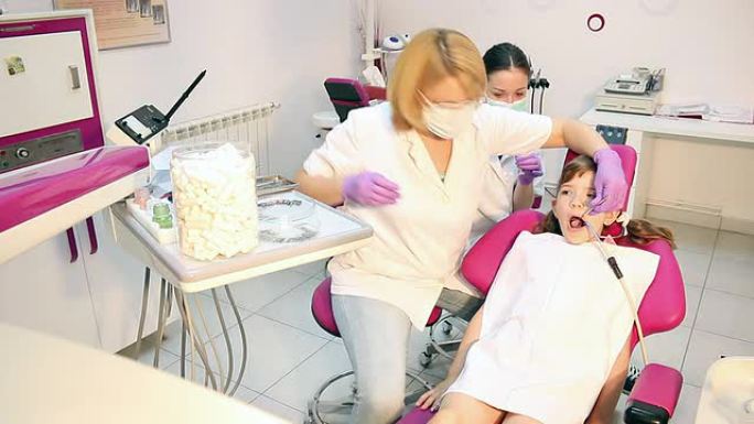 牙医护士和小女孩病人