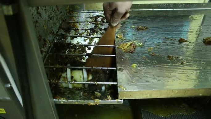 养蜂人在家用机器提取蜂蜜