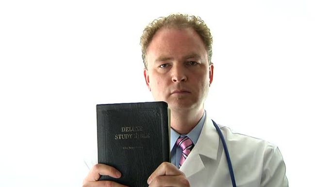 拿着圣经的医生