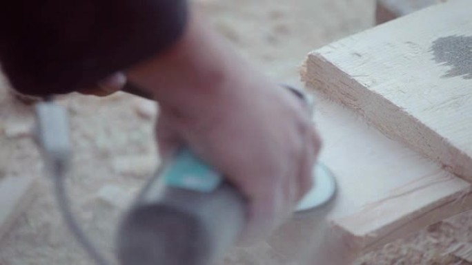 木匠用研磨机雕刻和抛光木材