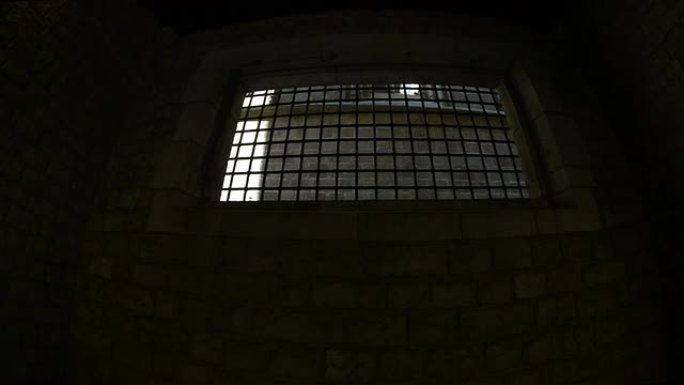 从中世纪地牢的窗户向外看