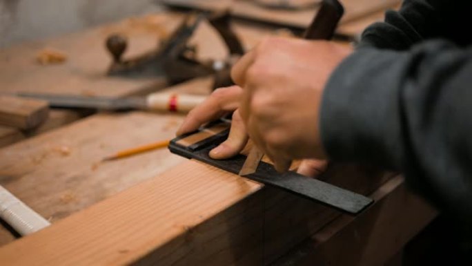 木匠用方形和标记刀标记工件