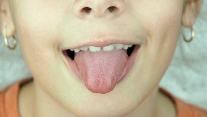 儿童显示舌头