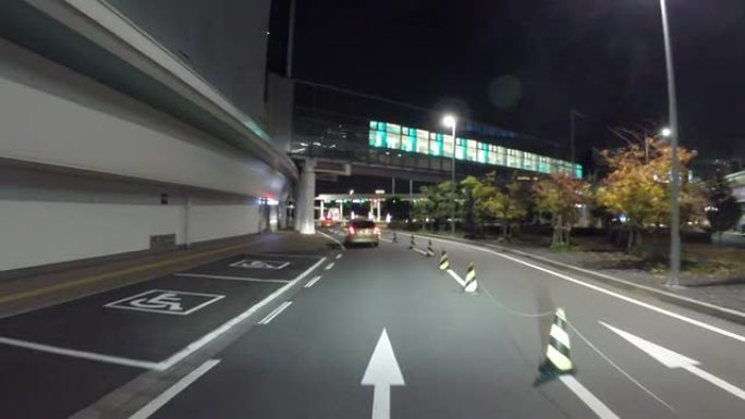 东京国际机场夜景的驾驶员视野。