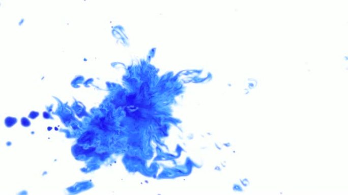 漂亮的蓝色墨水滴入水中，可用于后期制作效果