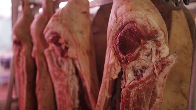超市肉类部门的动物尸体。