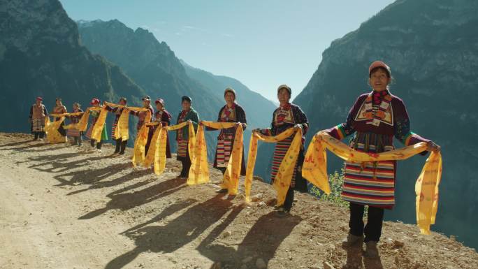 藏族人民手持哈达夹道欢迎唱歌