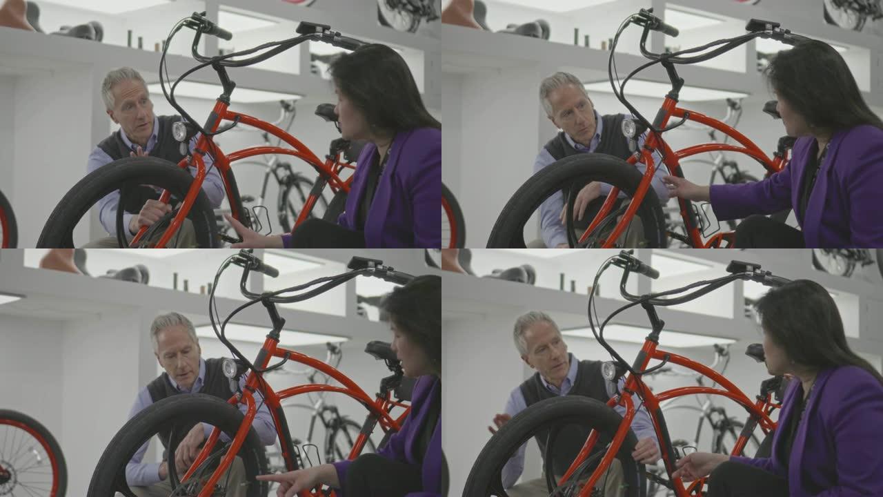 女售货员帮助一个成熟的男人买电动自行车