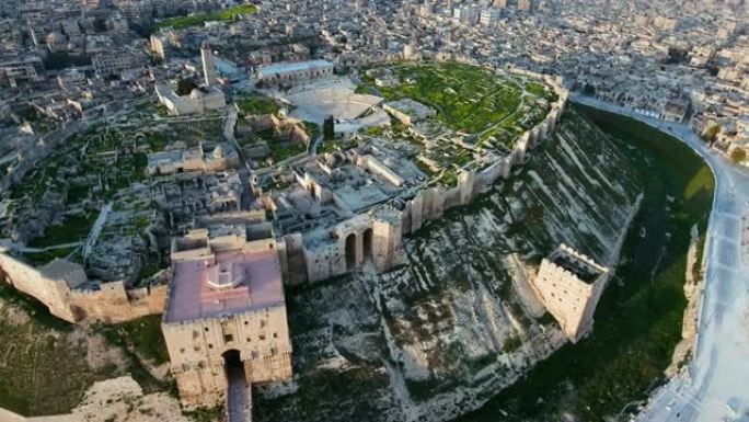 日落下美丽的阿勒颇城堡鸟瞰图。这是一座了不起的叙利亚纪念碑。