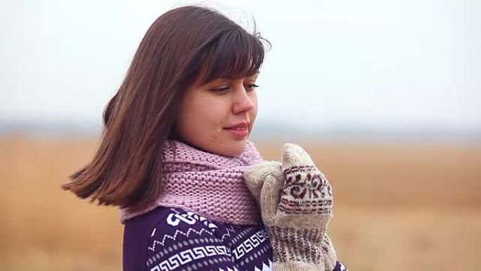 女孩女人肖像毛衣围巾和手套在自然秋寒干草