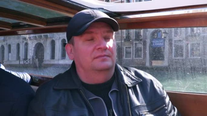 一名男子在威尼斯大运河上的摩托艇上航行
