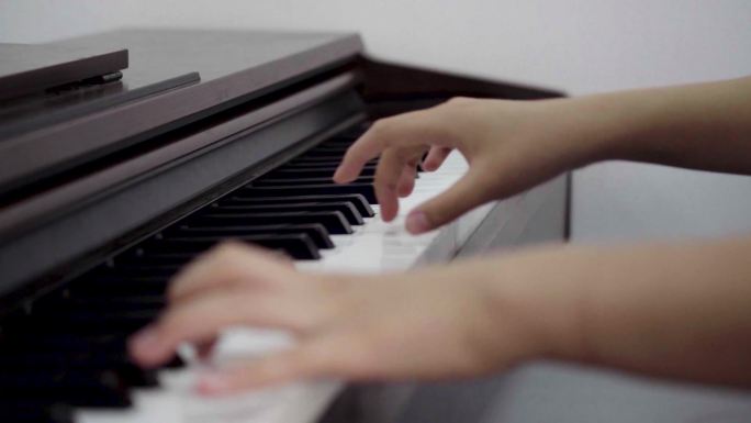 学4K美女弹钢琴女孩钢琴演奏c