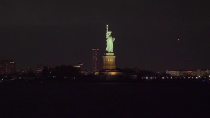 照亮的自由女神像之夜。纽约市。水景