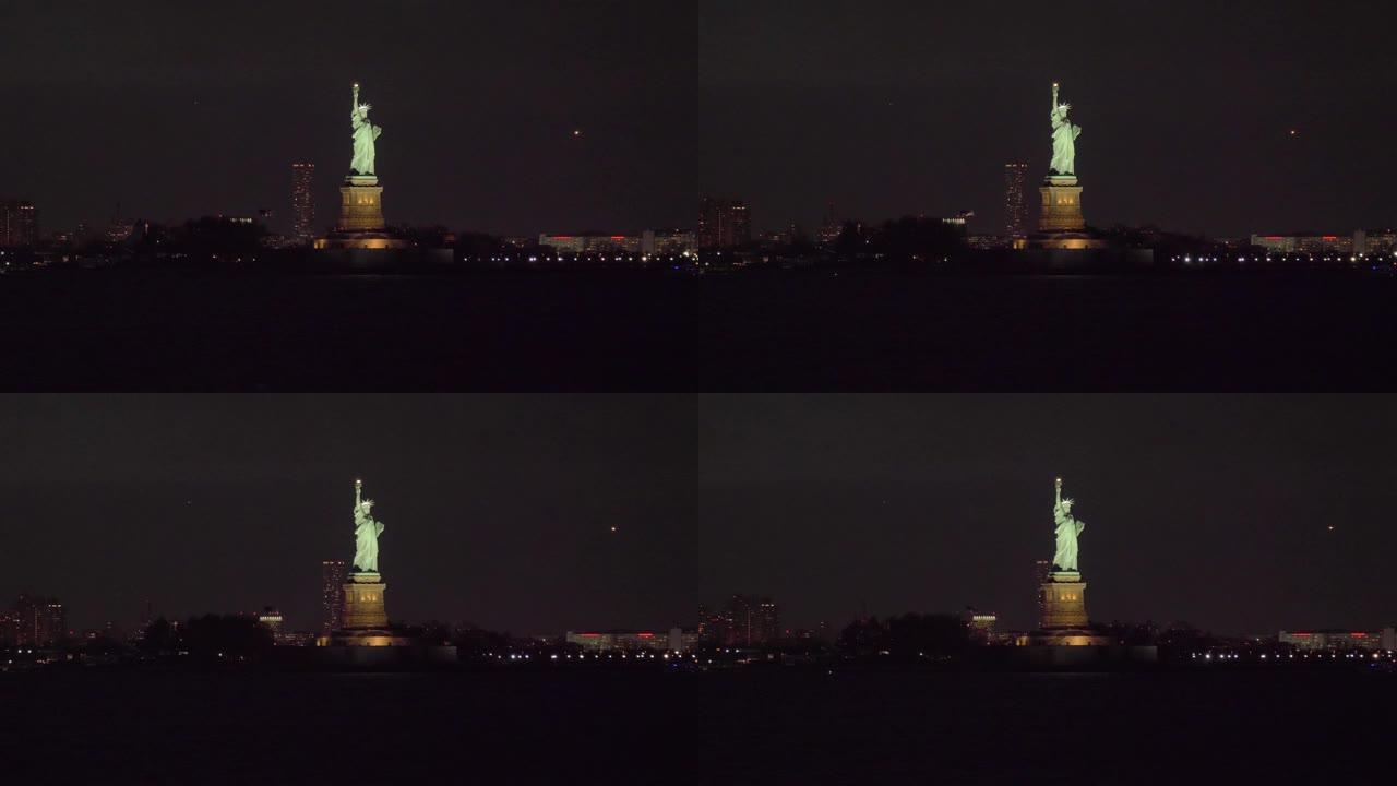 照亮的自由女神像之夜。纽约市。水景